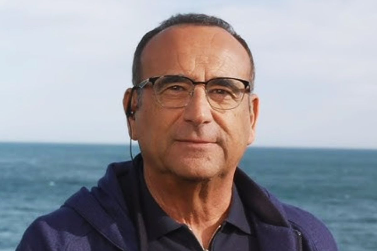 Carlo Conti in diretta dalla spiaggia di Sanremo