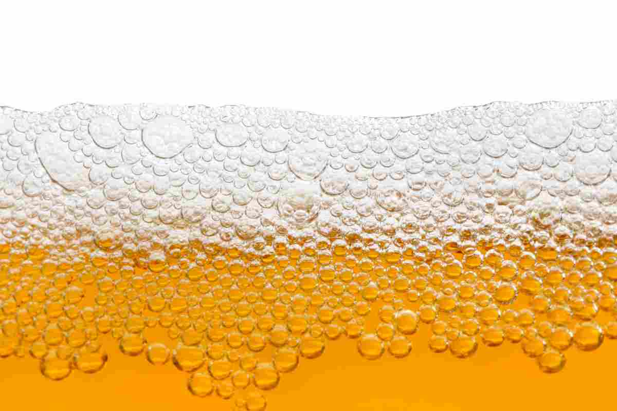 Particolare della schiuma in un bicchiere di birra