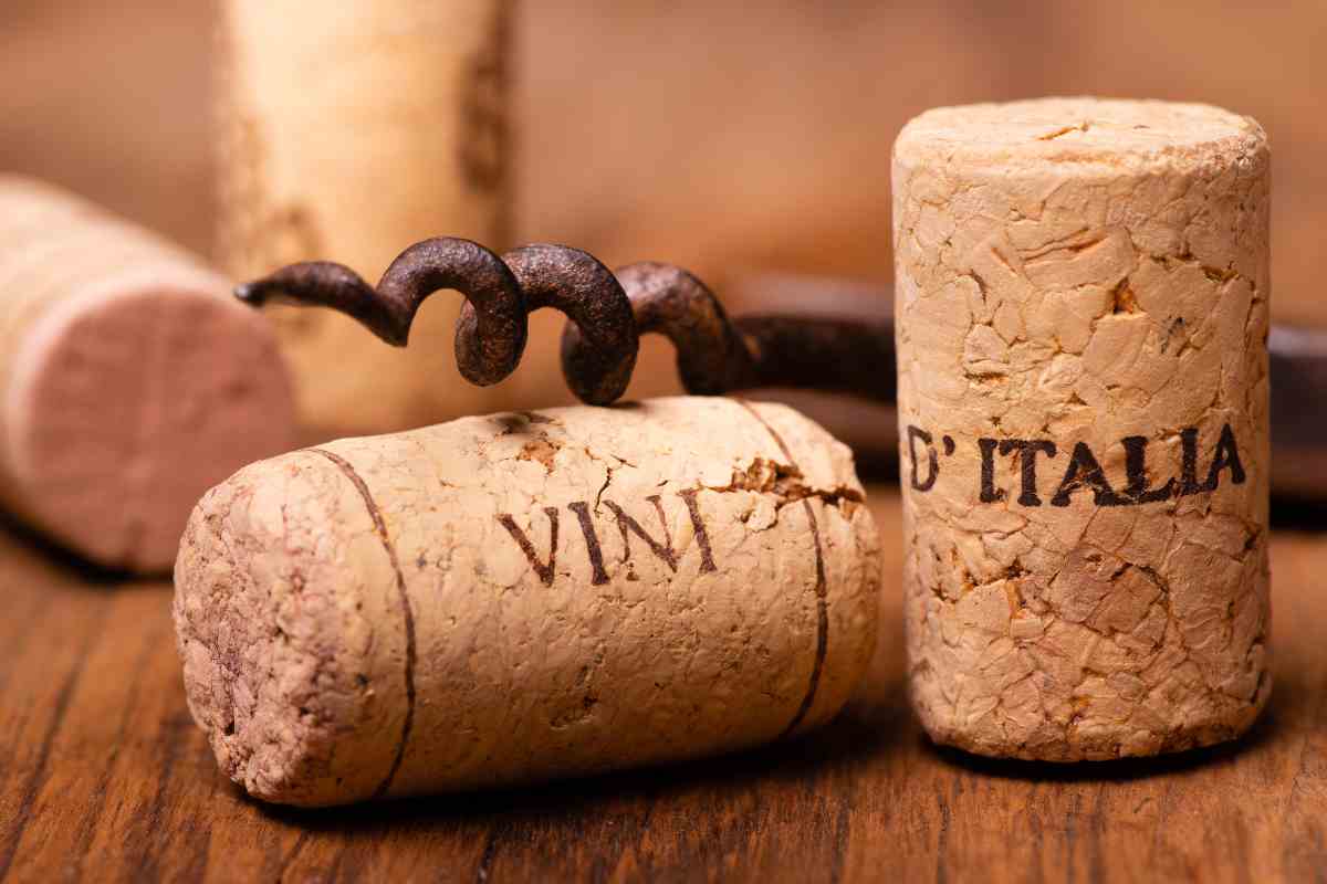 tappi di sughero e cavatappi con la dicitura vini d'italia