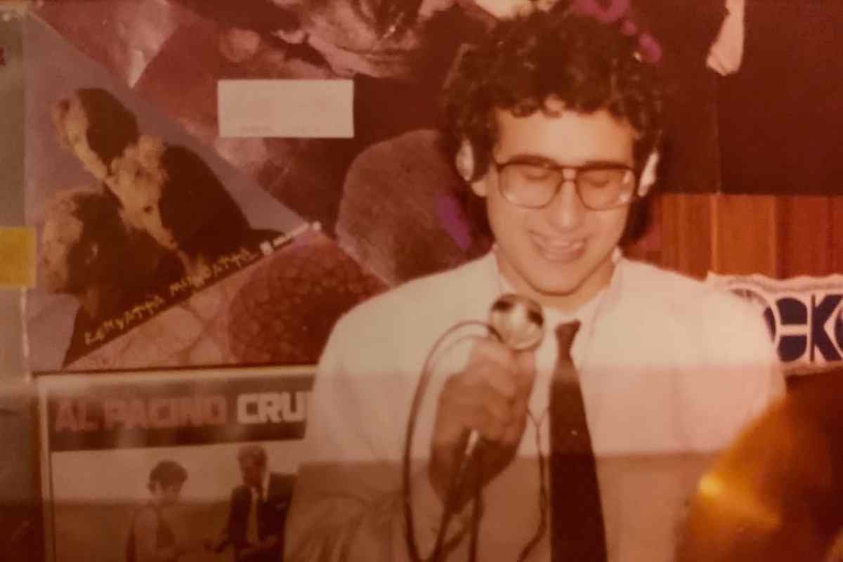 Carlo Conti nel 1980 in una discoteca toscana presenta una serata